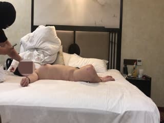 绿帽肥猪哥下yao迷翻幼师小女友找来单男一起玩3P